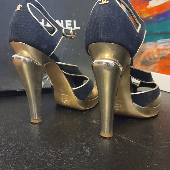 Authentic Chanel stylish, based on platform very comfortable Heels. - Picture 5 of 8